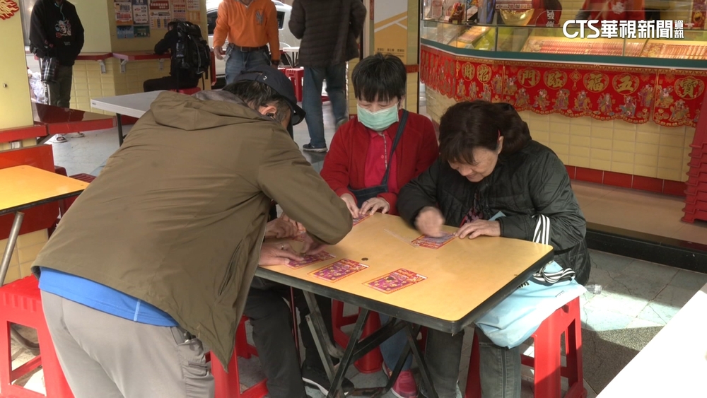 新北女子刮刮樂「中百萬」　整本彩券全包「再中10萬」