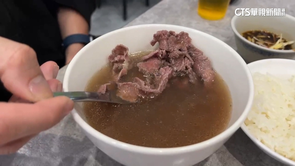 硬幣掉牛肉湯要求更換又端來　店家求給機會彌補