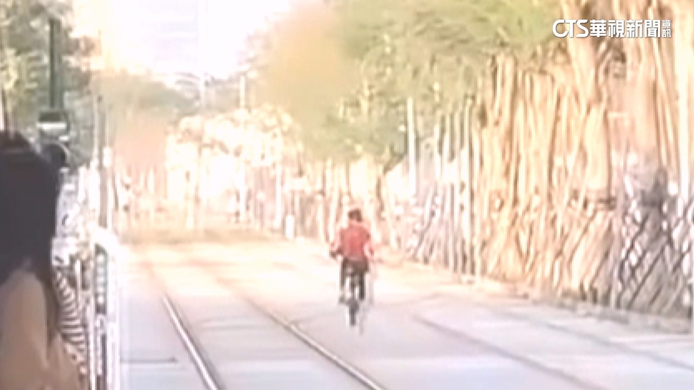 高雄輕軌亂象！民眾騎單車上輕軌鐵道　乘客嚇壞