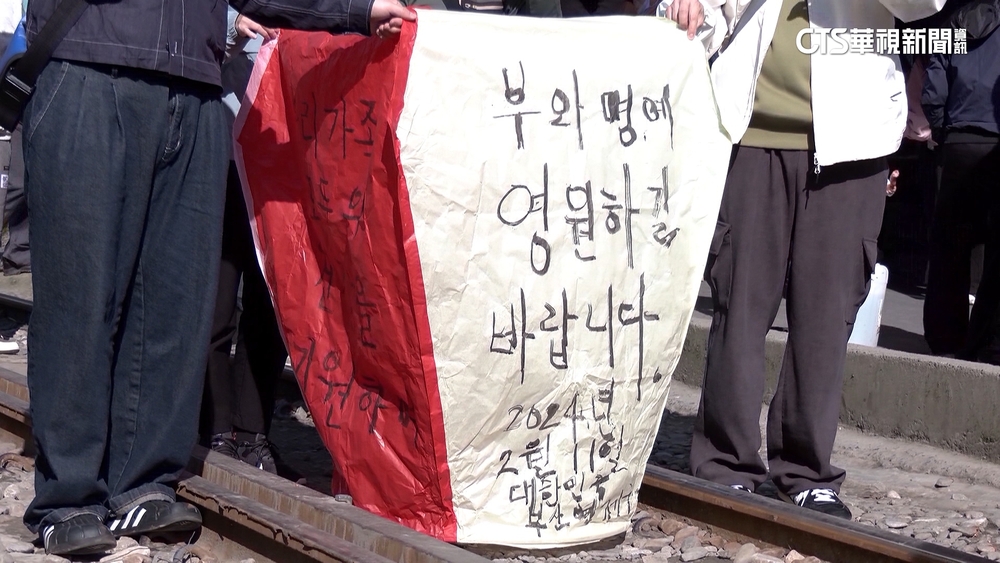 大年初二走春潮！　十分老街外國客體驗「放天燈」