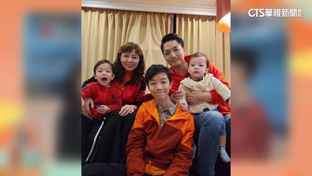 蔣萬安帶大兒子打羽球猛滑倒　幕僚嚇破膽