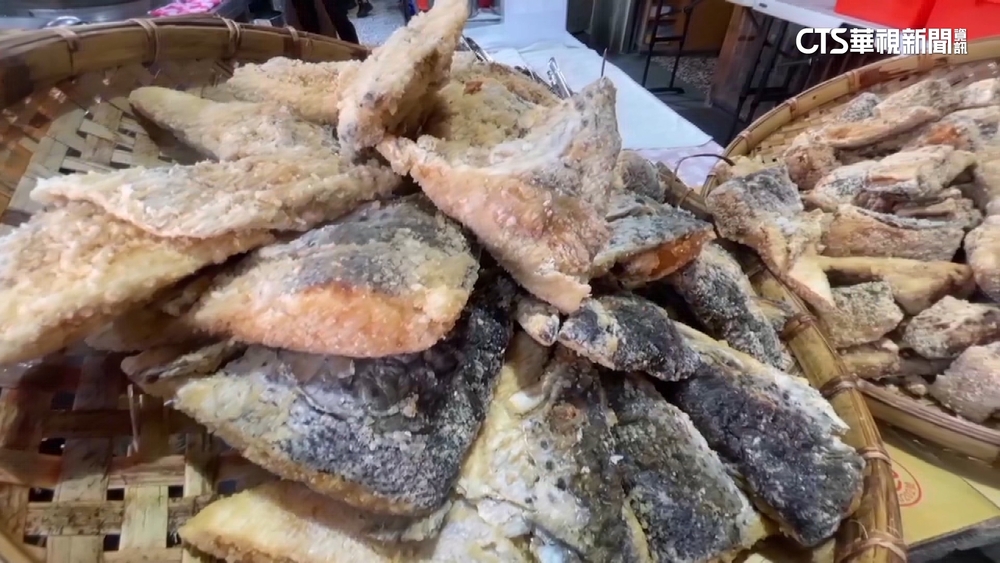 走春兼大啖美食　知名沙鍋魚頭店顧客絡繹不絕