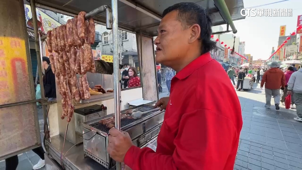 北港朝天宮萬頭攢動　香腸攤狂賣2千條「烤到手軟」