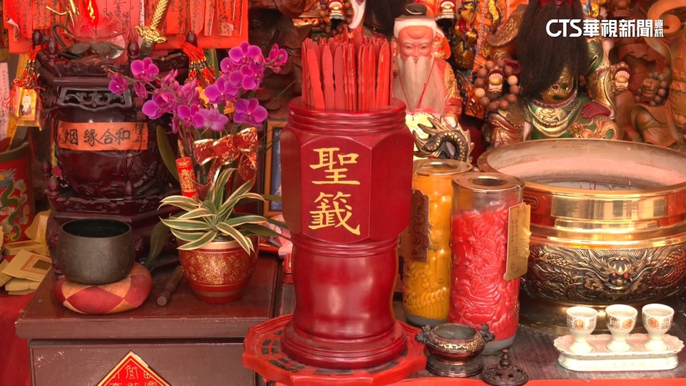 初二求桃花！　霞海城隍廟擠爆　業者搶「月老商機」