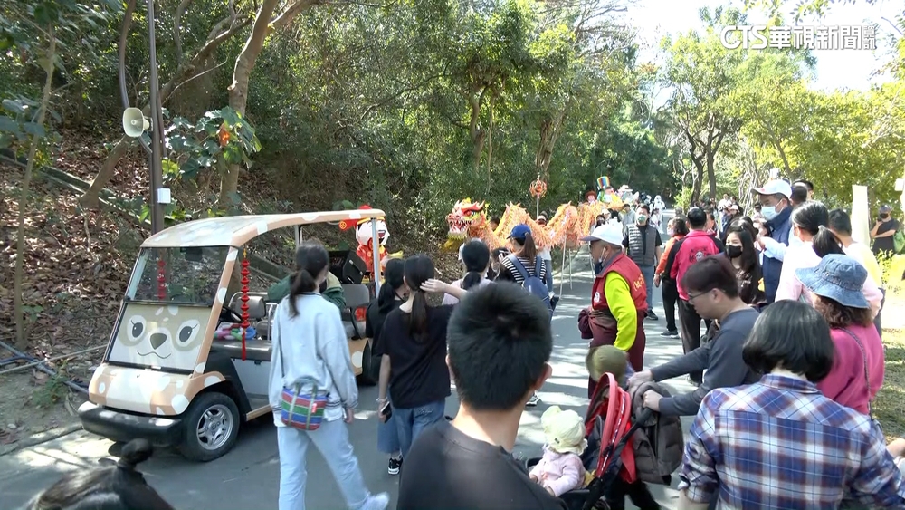 大年初三湧走春人潮　壽山動物園排隊上山