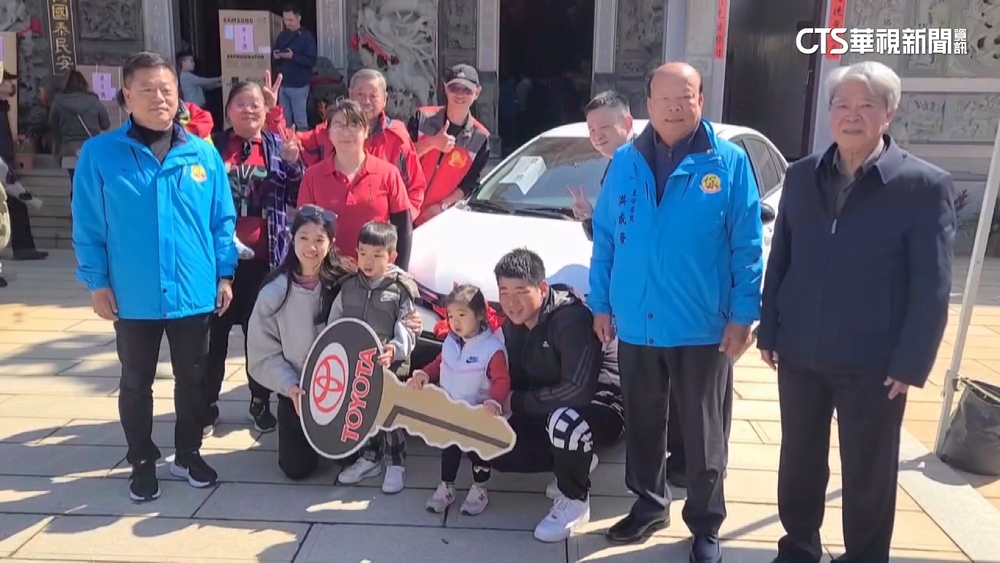 金門擲筊王出爐！　男童「連10聖筊」贏5千人奪頭獎