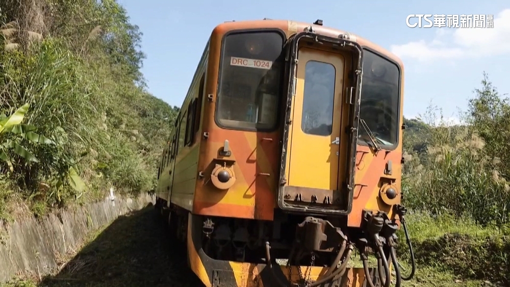 嚇壞！平溪線列車突脫軌　250乘客走春一度受困