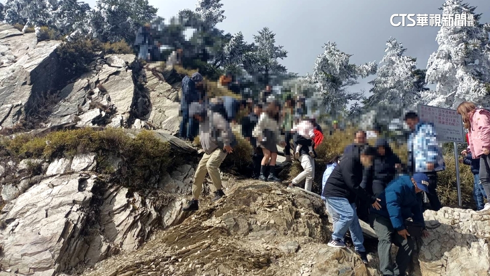 武嶺遊客危險攀峭壁拍照　警勸導喊到聲沙啞