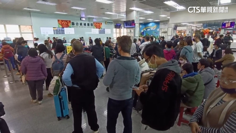 金門機場返台逾300人候補　民航機.軍機助疏運