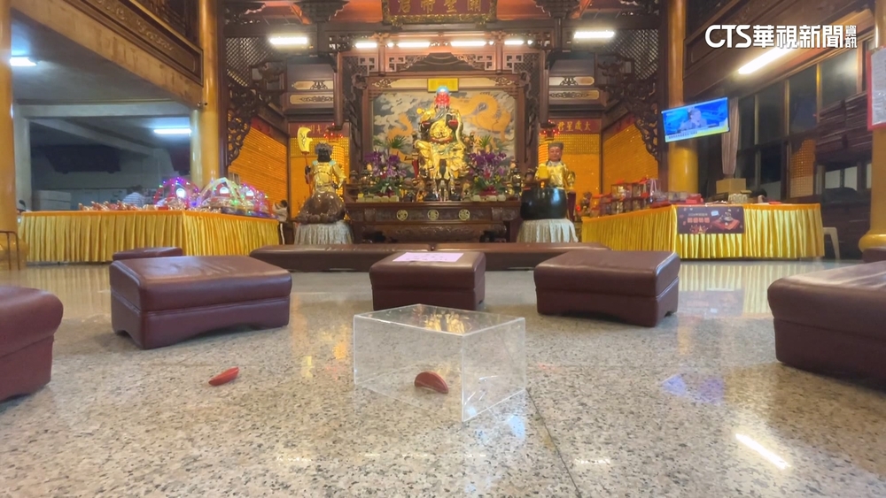 高雄百年關帝廟連17年擲出「立筊」　民眾：好幸運