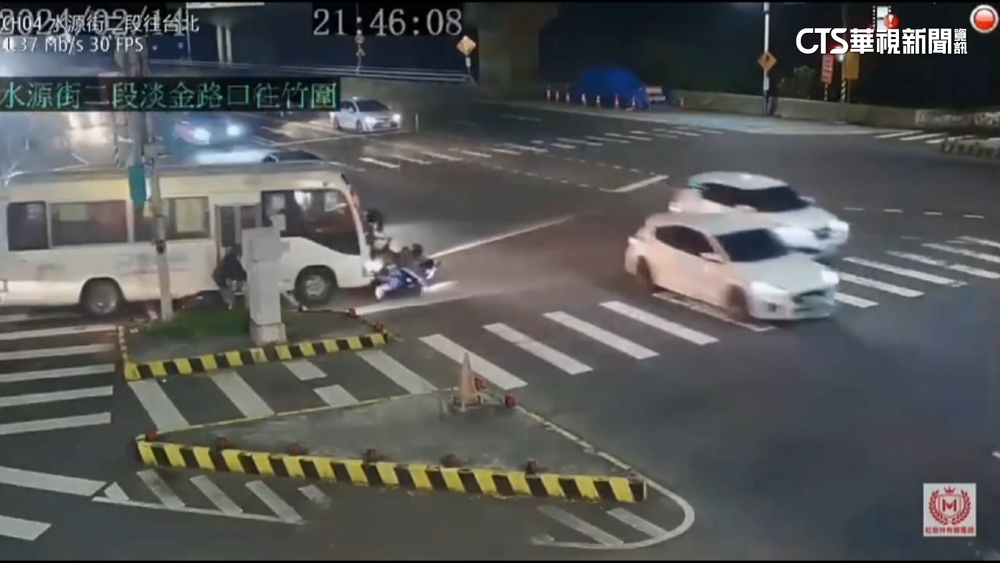 公車司機下車拍餅乾屑忘拉手剎車　連撞4機車