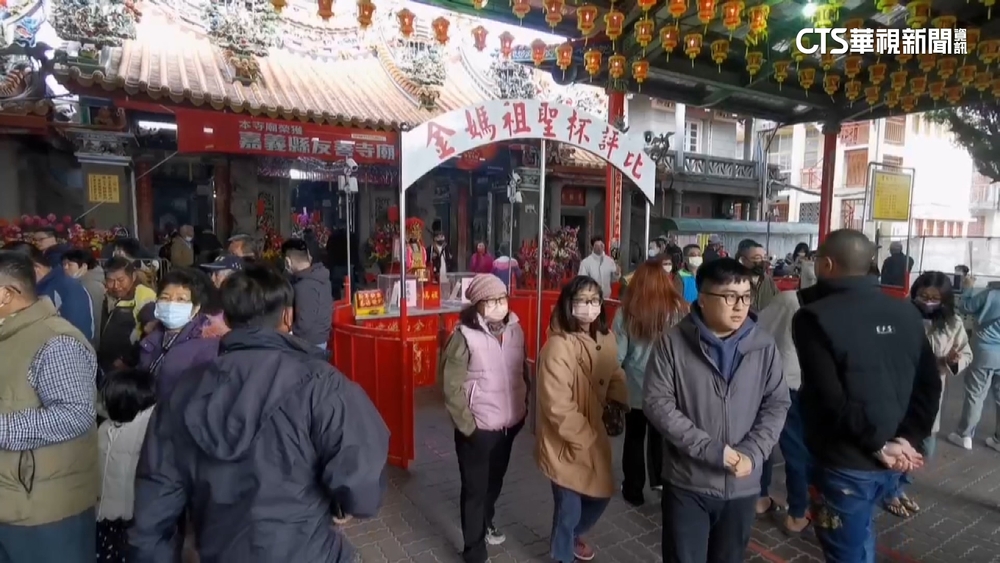 1萬6千384分之一機率「連14聖筊」　信眾抱走金媽祖