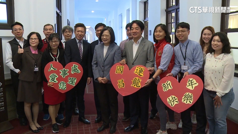 合體賴向總統府同仁拜年　蔡笑：別拿簽名春聯去賣