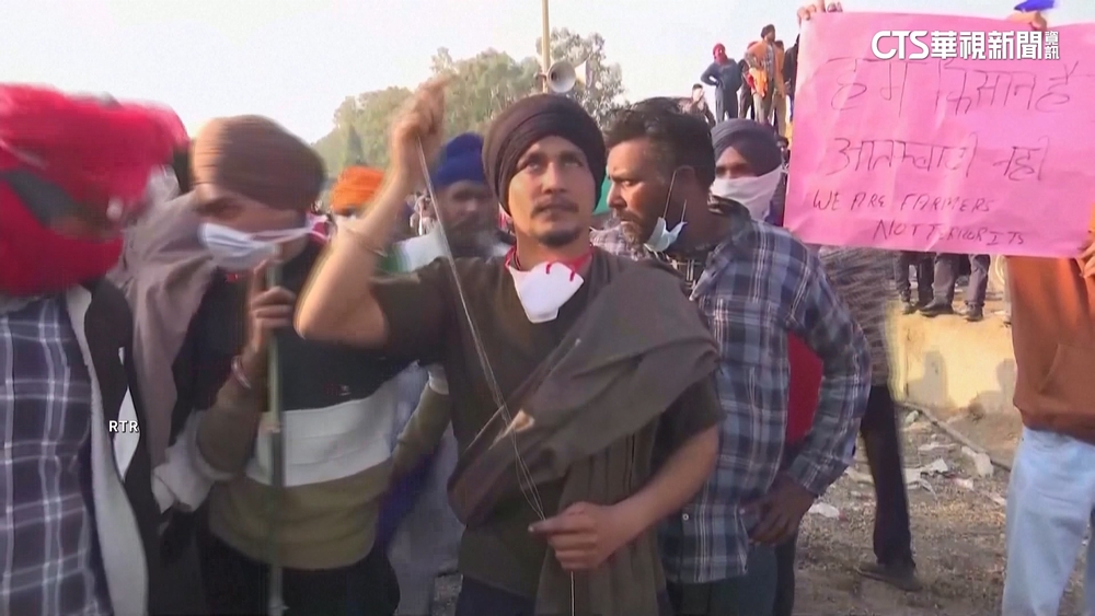 印度農民抗爭妙招　「放風箏」對抗警方無人機