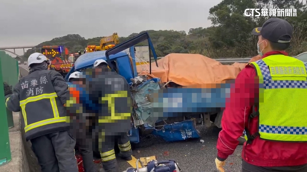 撞擊瞬間曝光！小貨車國道追撞緩撞車　父死子傷