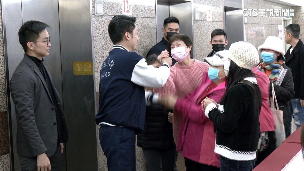 少女心噴發！蔣萬安現身黨部　婆媽們熱情擁入懷