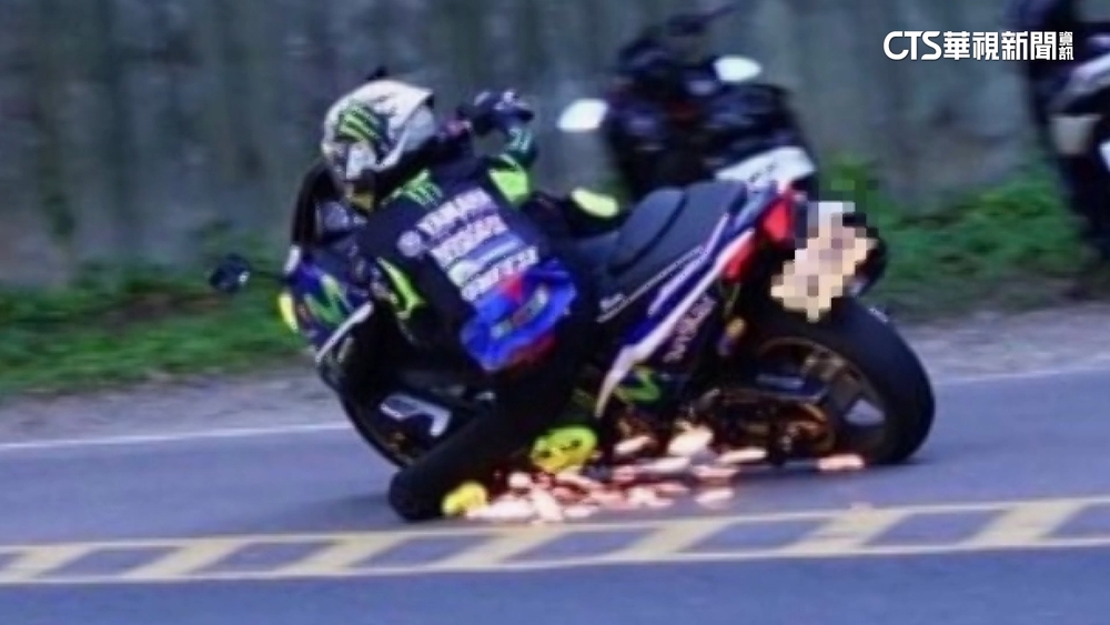 重機「壓車過彎磨膝」遭舉發！　騎士吊扣牌照6個月