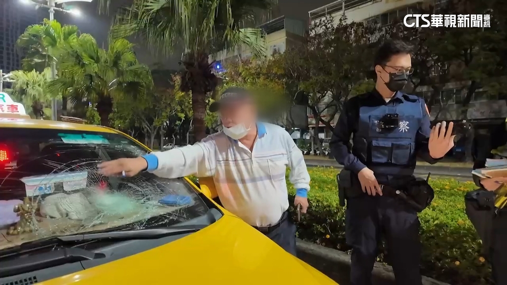 滑手機疑未看路誤走進車道　遭左轉計程車撞倒