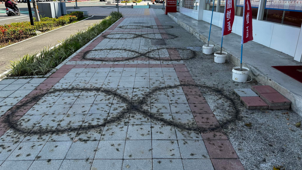 開工日放鞭炮人行道炸出「巨大8888」引眾怒　業者致歉：已恢復乾淨