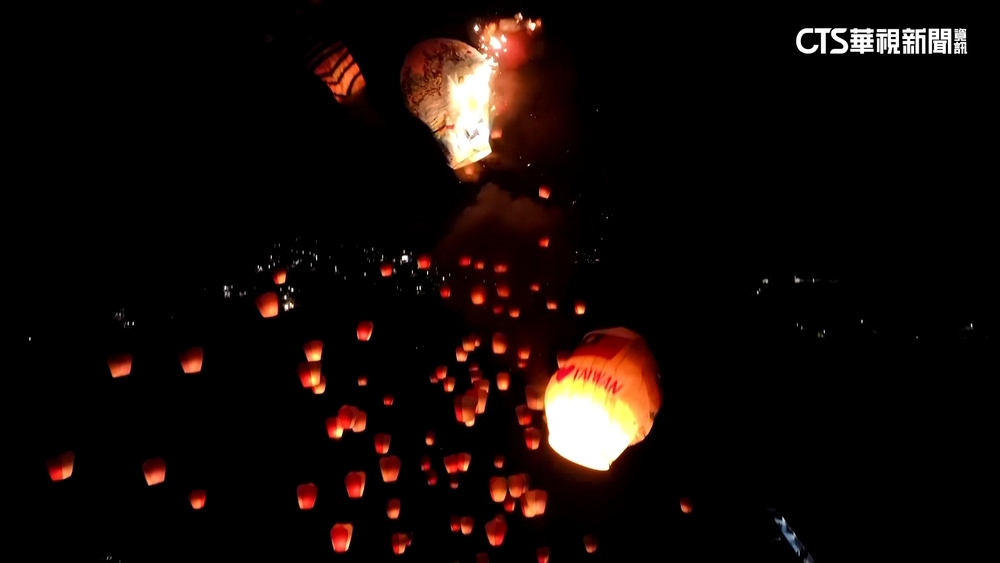 平溪上百天燈點亮夜空　主燈疑太重相撞墜地
