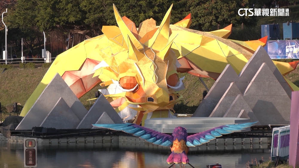 中台灣燈會「台中龍賀」震撼　民眾搶領馬卡龍提燈