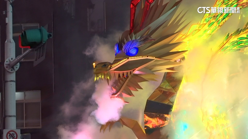 台北燈節西門町登場　「三樓高巨龍」噴煙超吸睛