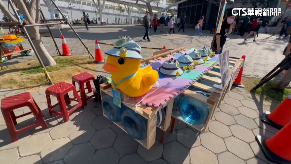 「黃色小鴨造筏賽」造型比拚　秒「翻船」現場笑翻