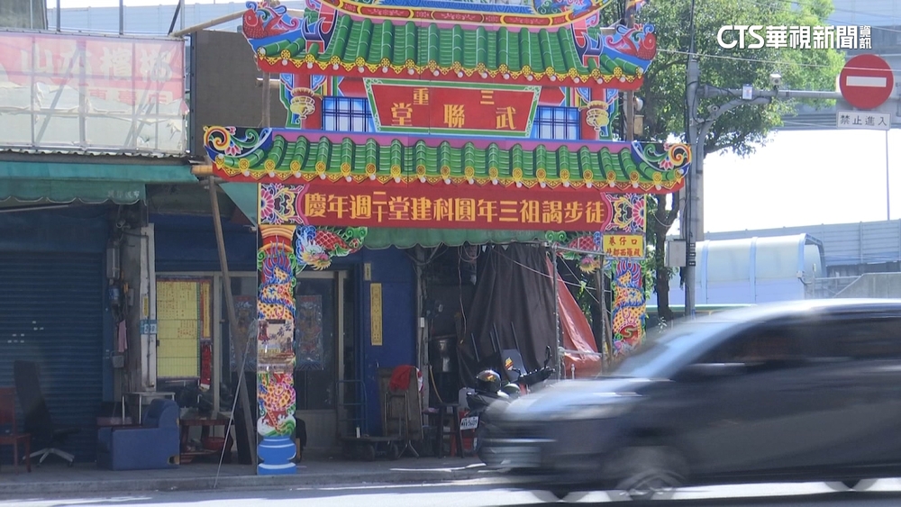三重遶境推擠！　廟會成員當街互毆　現場警及時約束