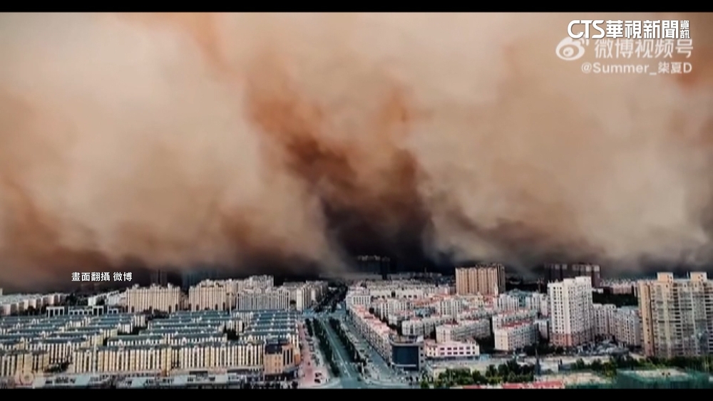 新疆紅色沙塵暴　驚人場面猶如世界末日