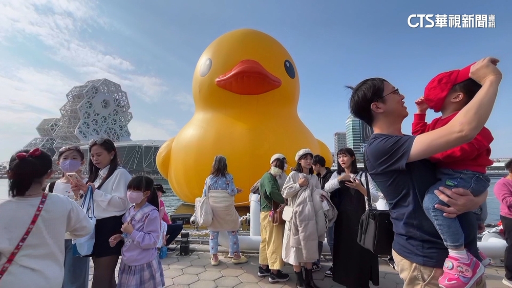 黃色小鴨掀熱潮！　廟會跟風出動「黃小鴨」遶境