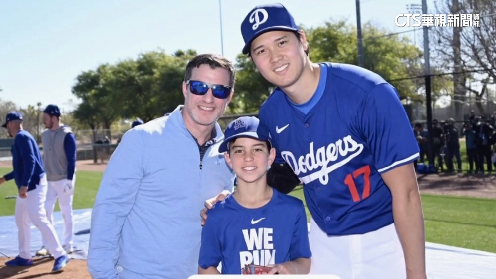 大谷練打英姿成景點？　道奇總裁攜兒參觀合影