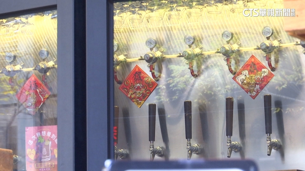 台北信義區「半露天酒吧」興起　專家：酒吧文化改變