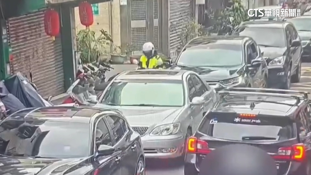 駕駛控警「鑽車縫」擦撞後走人　警秀監視器澄清