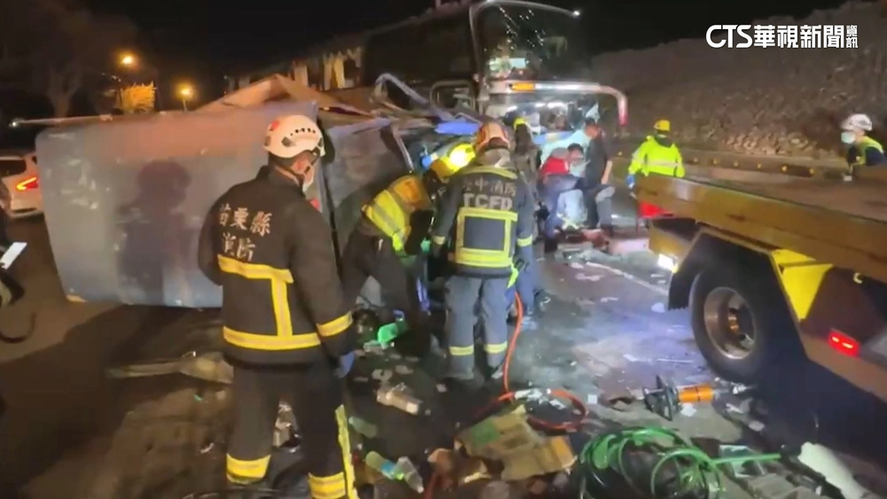 大甲嚴重車禍！　貨車.遊覽車對撞翻覆　1命危.6傷