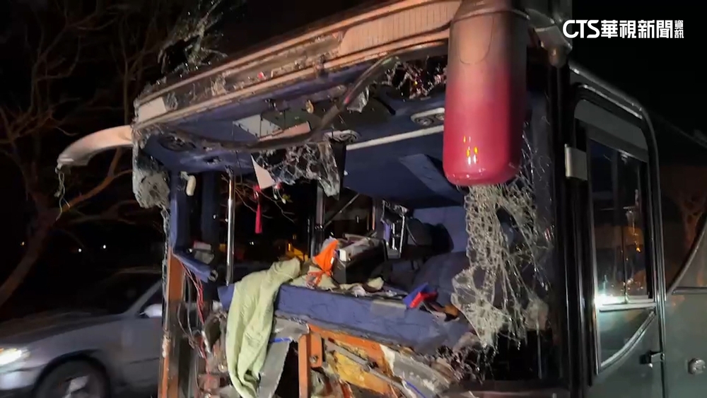 美食網紅「肥大叔」車禍影曝　貨車一路逆向迎面撞