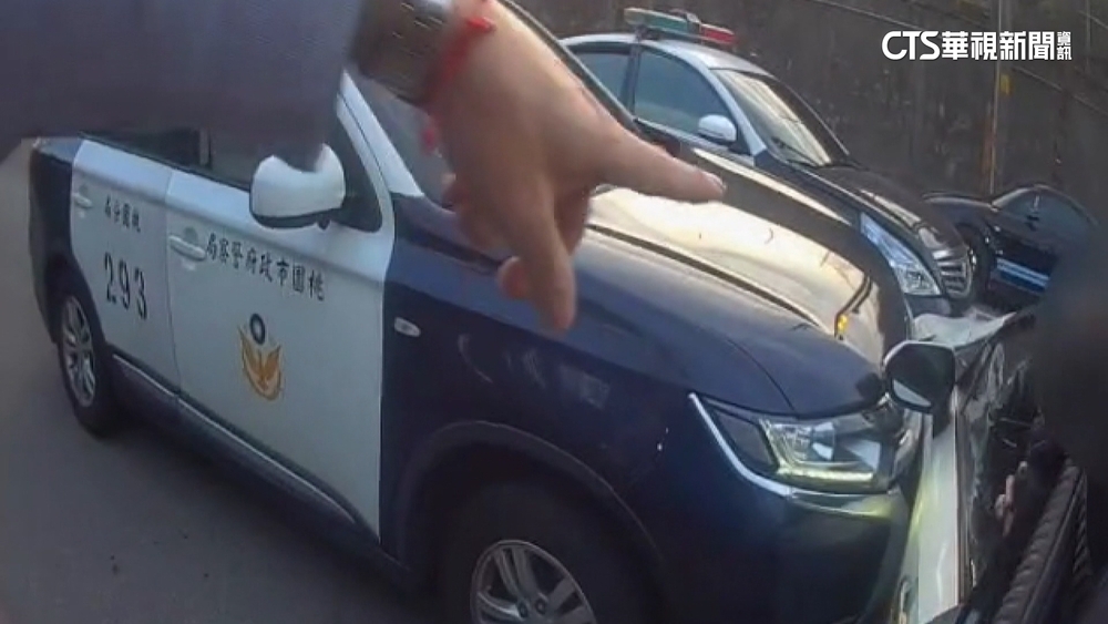 通緝犯拒捕高速衝撞警車　警2車包夾破窗逮人