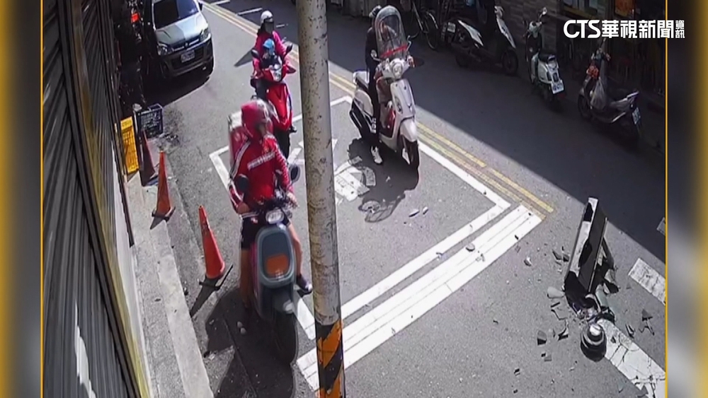 紅綠燈箱突墜地　騎士驚險剎車險被砸中