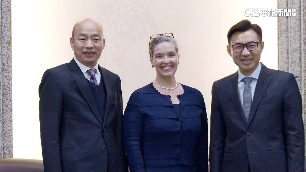 黃捷批韓國瑜搭孫曉雅肩不莊重　前外交官：國際禮儀