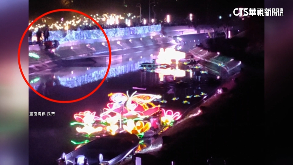 影像曝光！　賞燈摔倒扯斷燈飾　4大1小落水