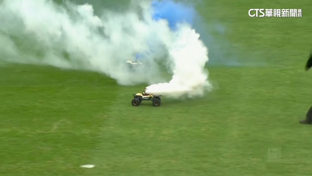 德乙賽事球迷鬧場　丟擲「網球.遙控車」入場