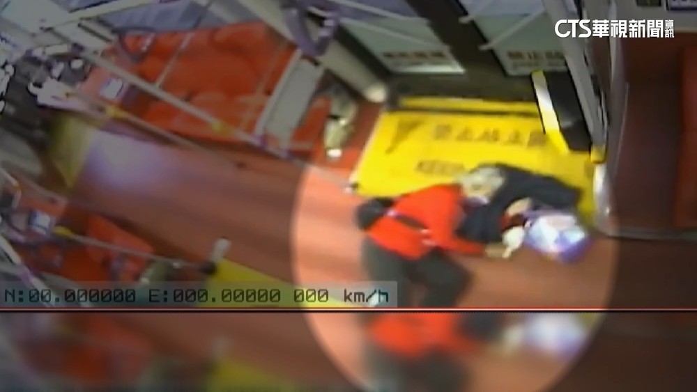 公車起步沒站穩　7旬婦摔慘傷脊椎開刀治療