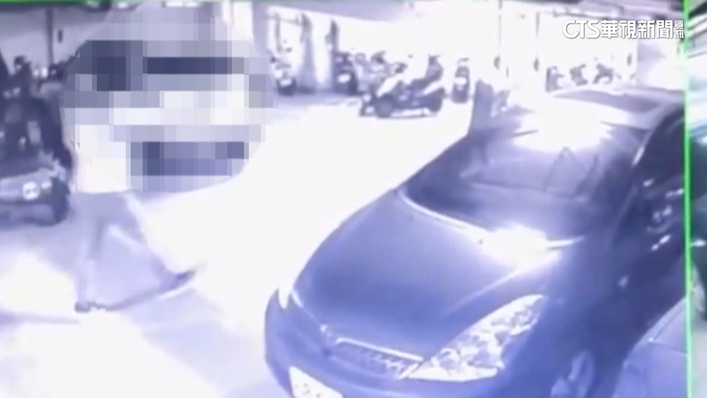 驚！「看一眼」遭住戶持刀猛追　控求救警衛遭拒