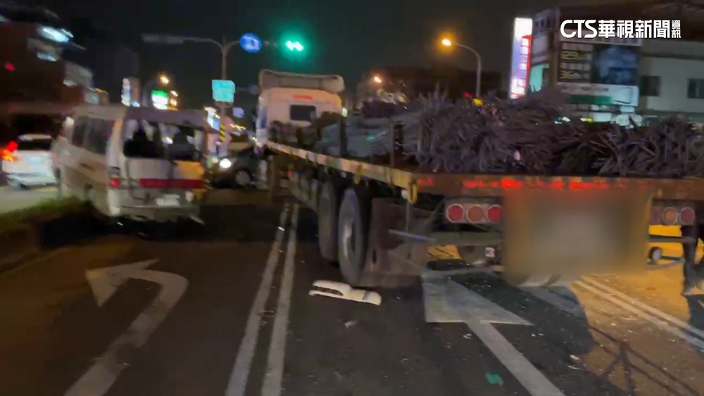 疑撿手機釀禍　宜蘭拖板車追撞10車16傷