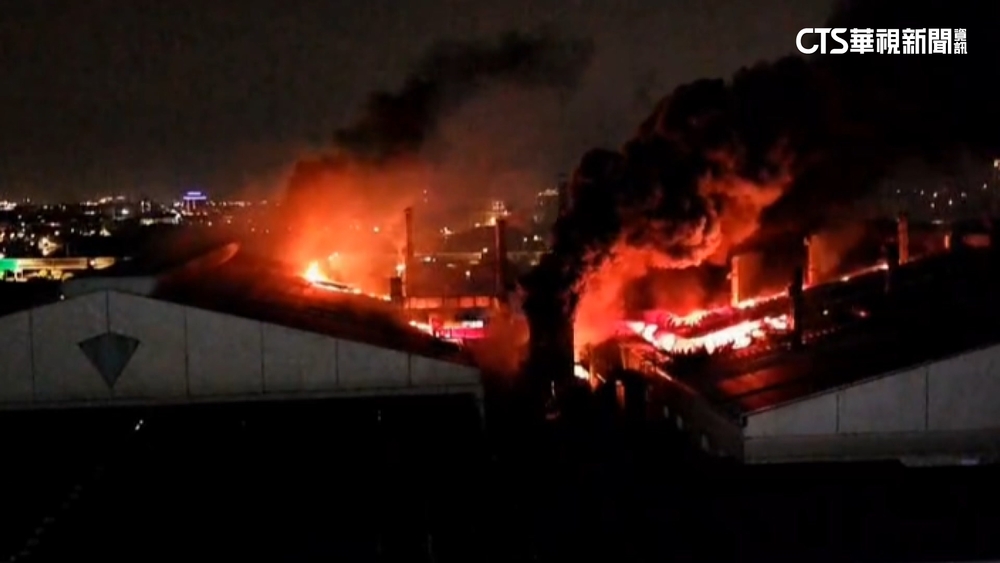 玉竹商圈火舌吞鐵皮屋　楊梅工廠祝融黑煙狂竄