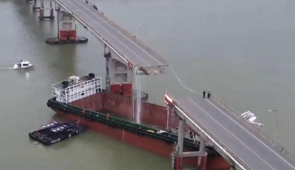 廣州瀝心沙大橋遭貨櫃船撞斷　傳公車掉落船艙！多輛汽車落水