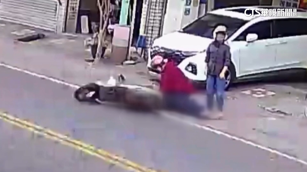 騎車突倒地　女保母路過急替婦人跪地CPR搶救