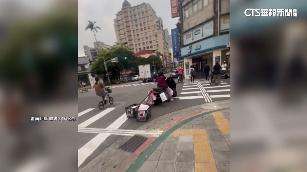 馬路凶器？！機車尾綁繩拖菜籃　轉彎險甩尾撞人
