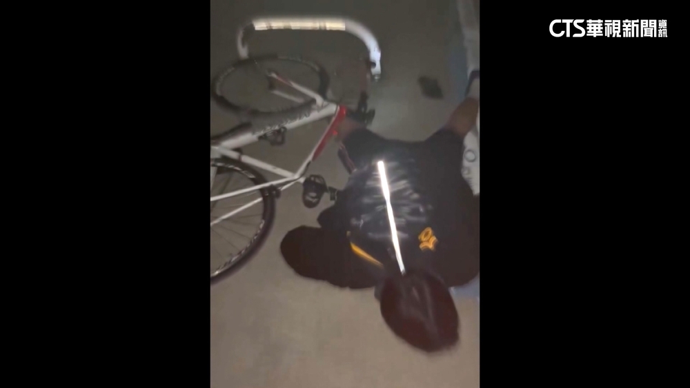 夜騎苗栗鐵道綠廊「路燈沒亮」　民眾撞車擋摔傷