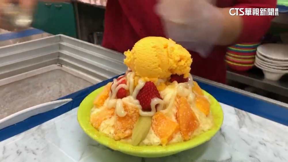2月熱如夏天！　台南飆37度　遊客大啖水果冰消暑