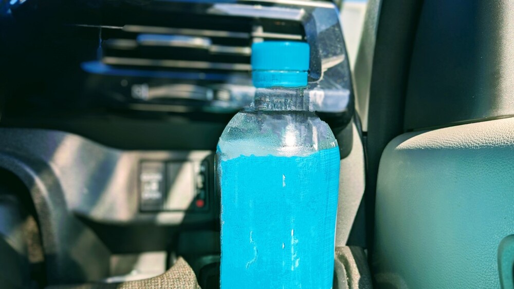 車上塑膠瓶裝水遇曬「飲用恐致癌」？　專家闢謠：仍不建議喝